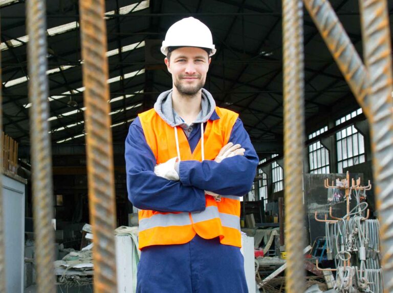 dono-de-loja-de-materiais-de-construcao-de-bracos-cruzados-usando-epi