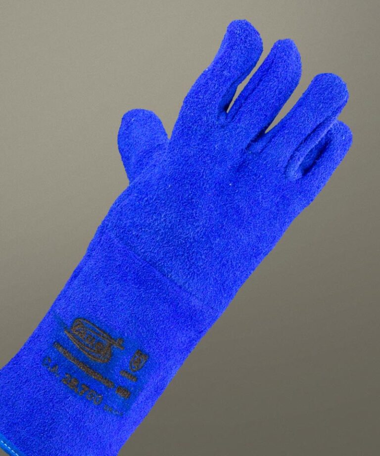 Uma mão vestindo a Luva Heat Blue de raspa ignifugada da Zanel EPIs de Raspa e Vaqueta.