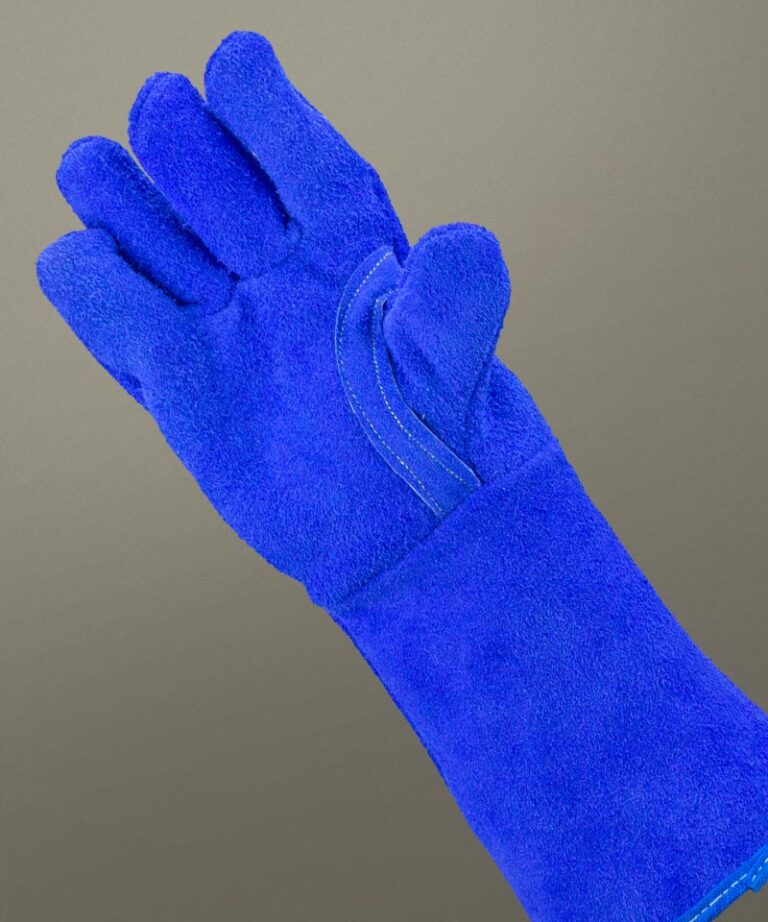 Uma mão vestindo a Luva Heat Blue de raspa ignifugada da Zanel EPIs de Raspa e Vaqueta.