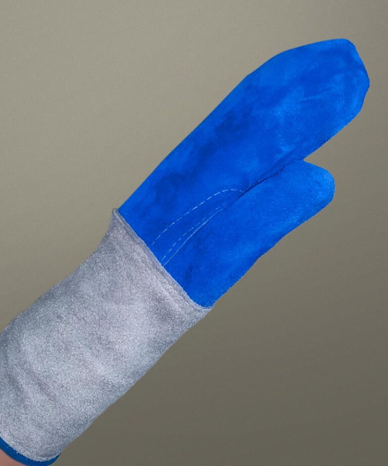 Uma mão vestindo a Luva Mão de Gato Heat Plus da Zanel EPIs de Raspa e Vaqueta.