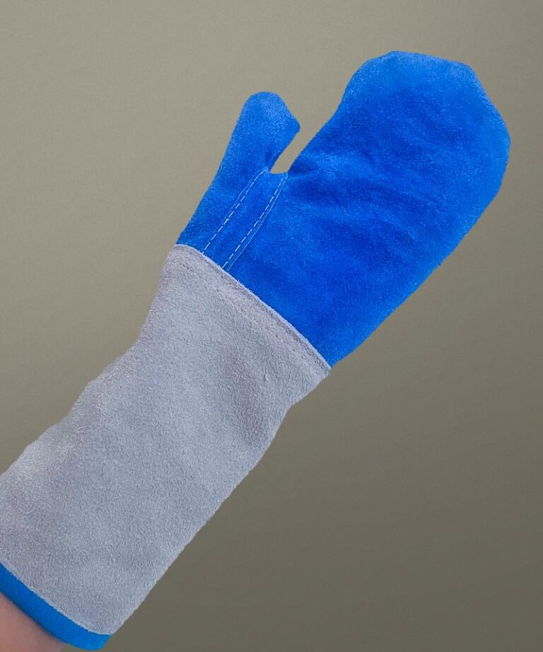 Uma mão vestindo a Luva Mão de Gato Heat Plus da Zanel EPIs de Raspa e Vaqueta.