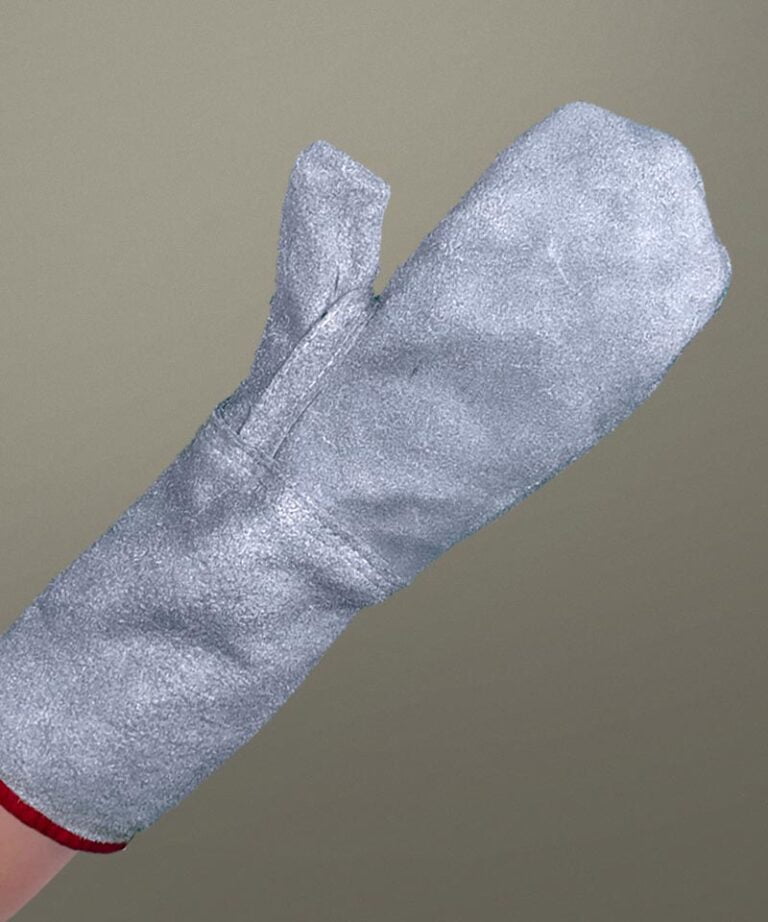 Uma mão vestindo a Luva de Raspa Forrada Heat Plus confeccionada em couro ignifugado da Zanel EPIs de Raspa e Vaqueta.