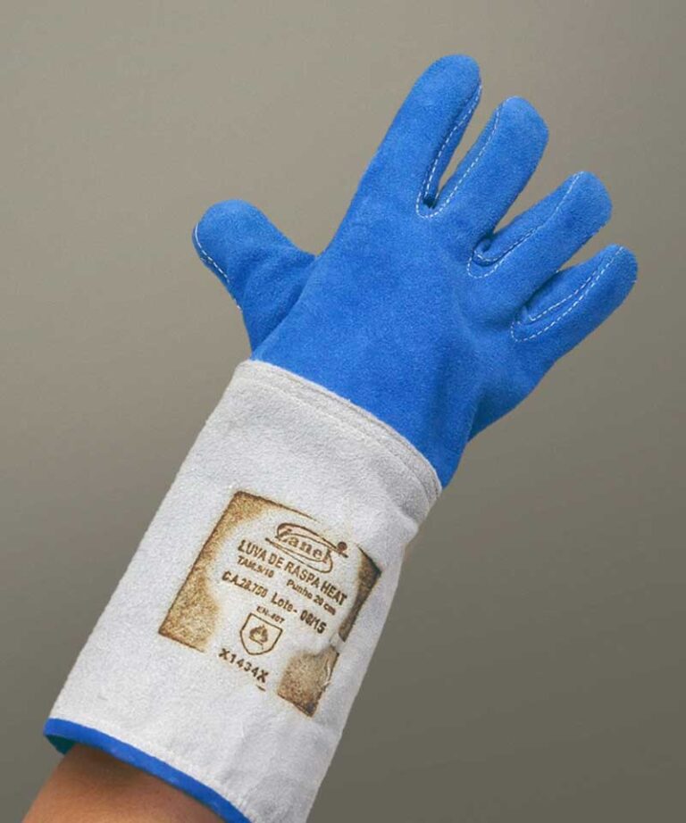 Uma mão vestindo a Luva de Raspa Forrada Heat Plus confeccionada em couro ignifugado da Zanel EPIs de Raspa e Vaqueta.