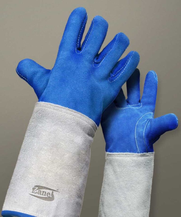 Duas mãos vestindo a Luva de Raspa Forrada Heat Plus confeccionada em couro ignifugado da Zanel EPIs de Raspa e Vaqueta.