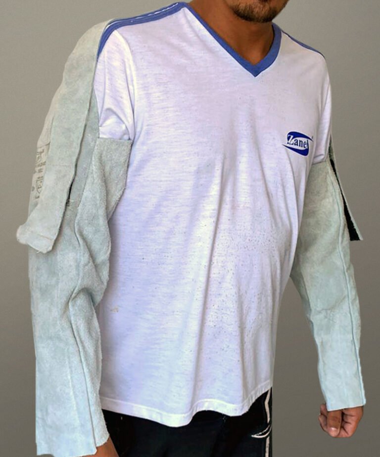 Visão lateral de um homem vestindo um Mangote de Raspa com Velcro da Zanel EPIs de Raspa e Vaqueta.