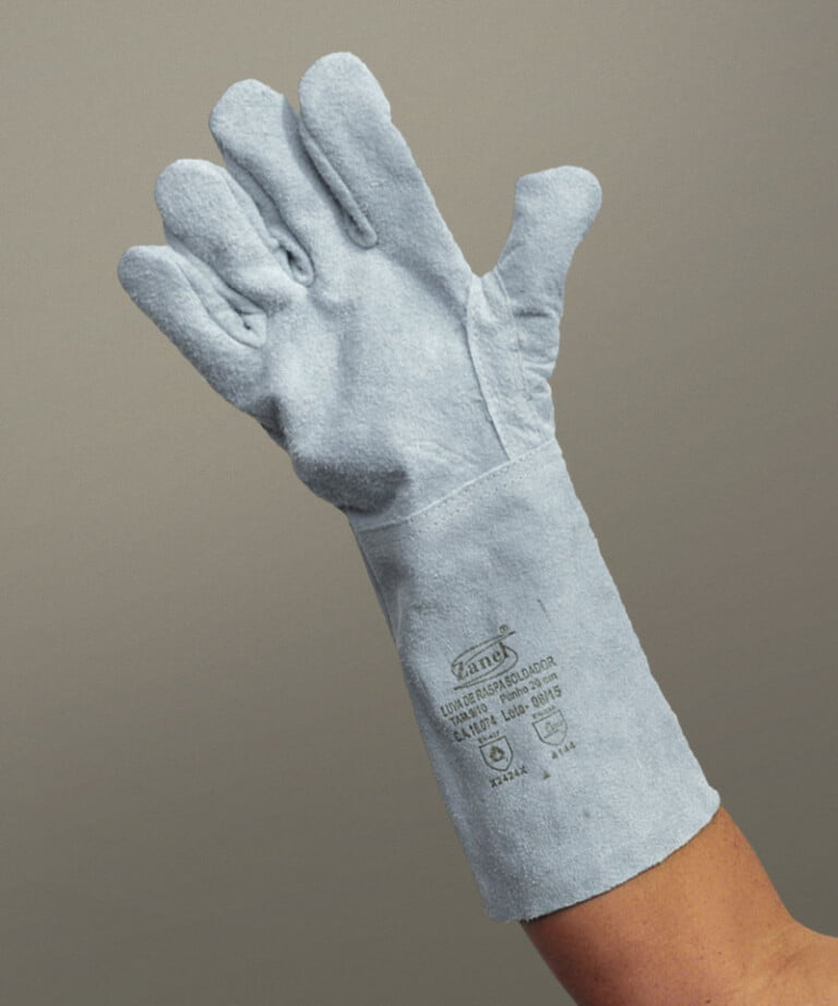 Uma mão vestindo a Luva de Raspa Soldador Ambidestra | Linha Reversível da Zanel EPIs de Raspa e Vaqueta.