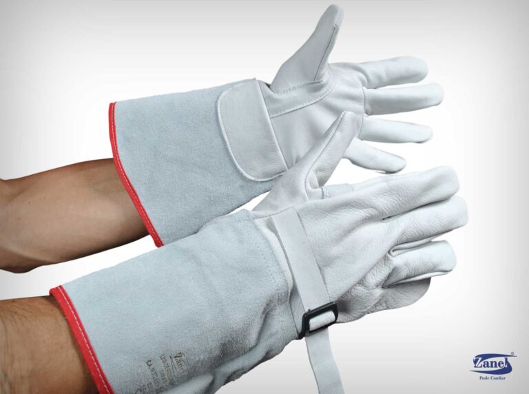 Par de luva de cobertura para eletricista em vaqueta e raspa, com a tira de ajuste no dorso em destaque, sendo calçadas por um profissional.