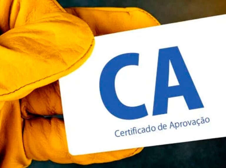 Apenas 1 luva de segurança amarela segurando um cartão com a sigla CA mais a palavra certificado de aprovação embaixo do CA.