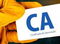 Apenas 1 luva de segurança amarela segurando um cartão com a sigla CA mais a palavra certificado de aprovação embaixo do CA.