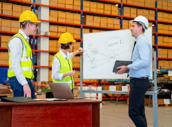 equipe-seguranca-planejando-gestao-riscos-gro-pgr Equipe de segurança do trabalho em reunião com quadro branco planejando a gestão de riscos, aplicando os conceitos do guia de GRO e PGR.