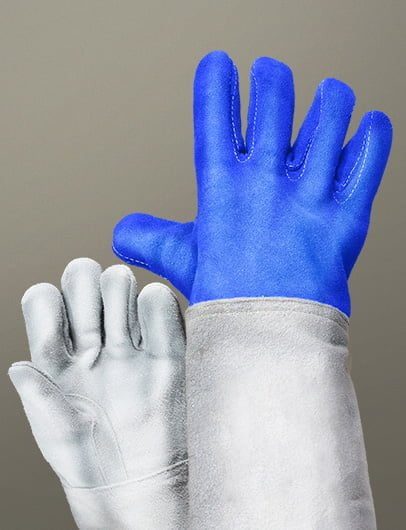 Uma mão vestindo uma Luva de Raspa da Linha Clute junto de outra mão vestindo uma Luva de Raspa Forrada Heat Plus da Zanel EPIs de Raspa e Vaqueta.