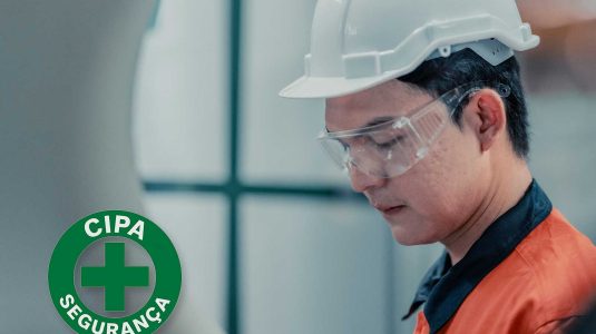 nr-5 profissional-de-sst-analisando-riscos-com-simbolo-da-cipa-em-destaque-ilustrando-a-nr 5.