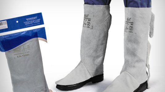 perneira-de-raspa-zanel-cinza-protecao-soldagem-com-embalagem-e-pessoa-usando-sobre-botas